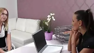 صغيرتي lesbo يلعق وكيل الإناث
