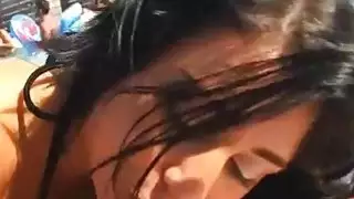 كلية فاتنة مع هيئة يتلقى الكعكة أصابع الاتهام