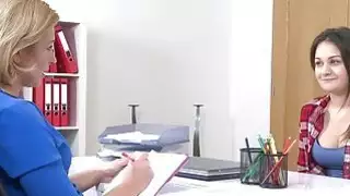 امرأة سمراء لطيف يستمني في الصب