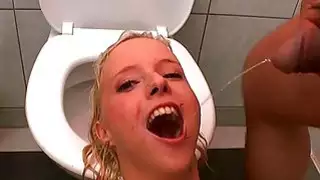 الساخن جال يحصل على التبول من الأزرار أثناء التصوير
