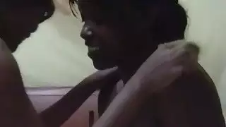 مفلس الأفريقية فاتنة بالإصبع الهرات في غرفة النوم
