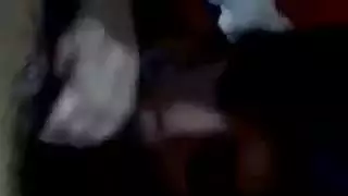 فتاة هندية يعطي اللسان