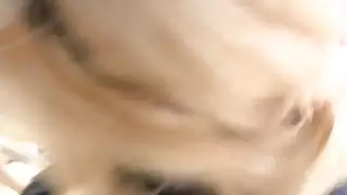 شقراء في سن المراهقة اللصوص غريب في السيارة