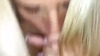 جبهة مورو شقراء هو خبير في Blowjobs