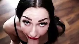 امرأة سمراء جميلة تمتص الرجل بعمق وتقيِّم قضيبًا قويًا