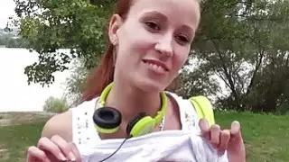 يأخذ أحمر الشعر اثنين من الديوك شديدة في الأماكن العامة
