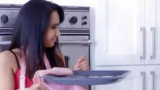 Isis Love الإسكات Robby Echos الديك في فمها