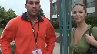 فتاة جامعية