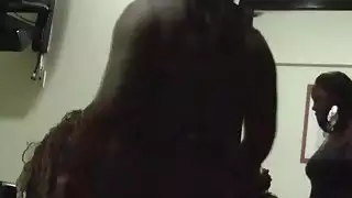 مفلس يسبوس أكل حلق الهرات في حجرة النوم