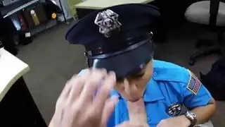 ضابط أمن مفلس مارس الجنس مع رجل البيدق في مرهن