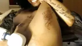 Tattoed قرنية خشب الأبنوس dildoing كس على كاميرا ويب