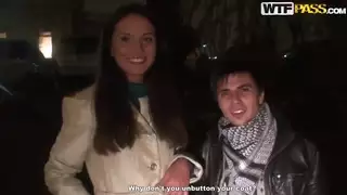 فتاة صغيرة ، اسمها ناتالي ، تلتقط صورا في الشوارع الليلية