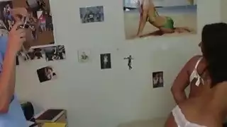 متعرج كلية فتاة مع الثدي لا يصدق والحمار يبتسم بينما يحصل قصفت
