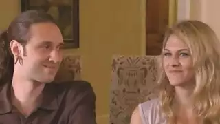 الأزواج قرنية تستعد لعمل الجنس مقلاع في قصر كبير