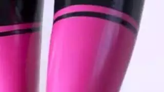 شقراء طالب في اللاتكس اللعنة
