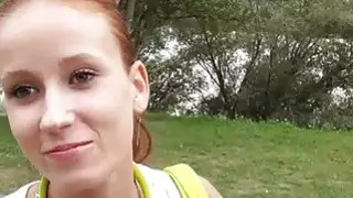 قصفت فتاة صغيرة التشيكية من قبل الرجال قرنية في الغابة للحصول على المال