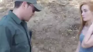 عبورها الجميل أحمر الشعر عبرت في الجانب الخطأ