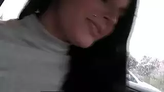 جميل الهاوي فتاة في laced جوارب fucks في ال cab
