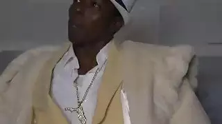 Cops ماجي و Joslyn سوء استخدام أسود القواد في مجموعة من ثلاثة أشخاص