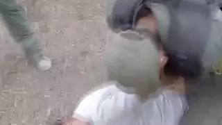 كتيبة شاحب مع الثدي مرح يحصل مكبل اليدين ومارس الجنس من قبل وكيل حرس الحدود
