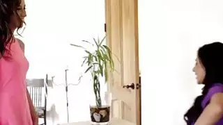 اللعب في الهواء الطلق تدليك الاباحية بين اثنين من الدمى عارية