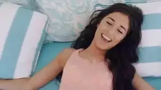 حفر لاتينا gf بالقرب من حمام السباحة في يوم مشمس