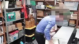 كات أرينا كذاب قبالة بوسها على رأس ضابط LP