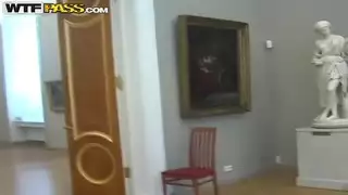 عمل مص الساخن من قبل زوجين شابين في المتحف
