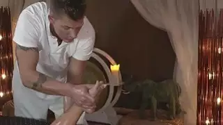 امرأة سمراء مزيت مص والتدلك الداعر