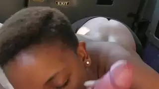 سائق سيارة أجرة جديد يكبره راكب الأبنوس