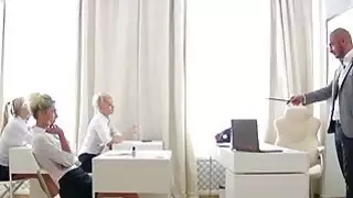 شقراء الساخنة إيفانا تمتص الديك وناورات لا حصر لها مرات