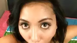 العسل يحصل على فمها سيئة مليئة بروتين الرجل