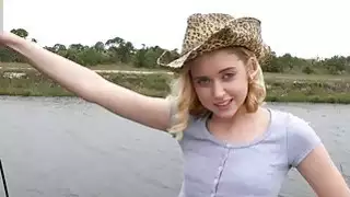 Teenie يدعو سحب الشاحنة سائق عدم سحب سيارتها ولكن لممارسة الجنس