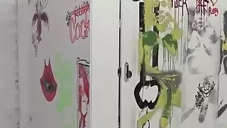 بين الأعراق اللسان من خلال ثقب المجد مع بري سيموني