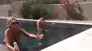 لقاء أمي في بيكيني بجانب حوض السباحة