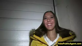 يورو girlnextdoor مارس الجنس بواسطة غريب في جمهور