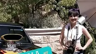 اثنان مثير فاتنة غسل السيارات والجنس رباعية في الهواء الطلق
