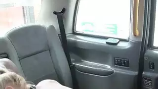 الديك الأسود الكبير الملاعين سائق سيارة أجرة مفلس في الأماكن العامة