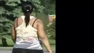 الأبنوس غنيمة في السراويل الضيقة