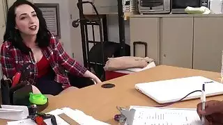 في سن المراهقة deepthroats ضخم أسود schlong في مكتب
