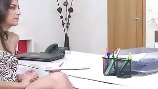 وكيل tittied الصغيرة يركب الديك الثابت