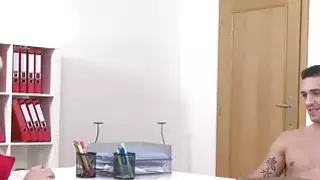 يجب على الرجل أن يثبت نفسه على الإيقاع لذا فهو يمارس جاروشكا