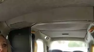 سائق سيارة أجرة يصفح أحمر الشعر مثليه