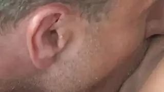 امرأة سمراء الملبس جبهة مورو يحصل على خبطت في السرير