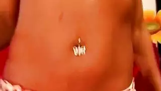 يحصل خبطت الأبنوس كتكوت من قبل اثنين من schlongs بيضاء
