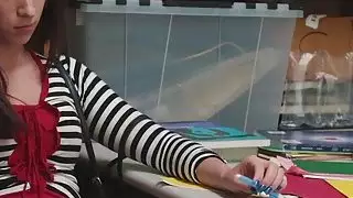 Slutty young shoplyfter نعومي ماي تمتص ديك الحارس ويأخذه في بوسها