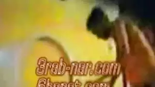 اختراق عميق يكاد يترك هذه الفتاة العربية المثيرة بالشلل