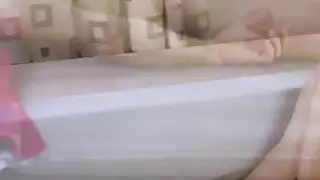 كيشا رمادي يسند ظهره مع الثدي الطبيعية الكبيرة