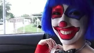 مهرج ضئيلة جدا Mikayla Mico hitchhikes وخبطت في الأماكن العامة