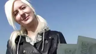 الفتاة التشيكية مثير ليني تحليلها في الهواء الطلق